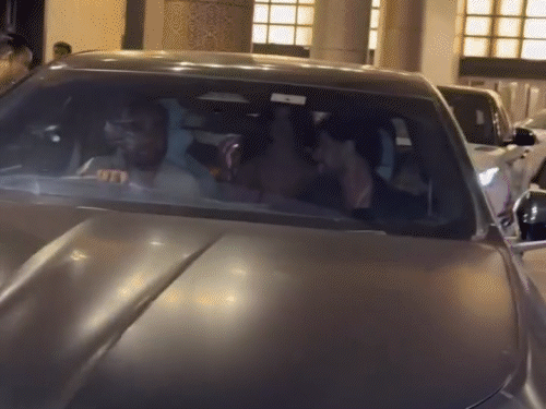 अलेक्जेंडर मीडिया को बाय का इशारा करते हुए।