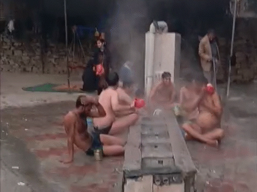 तत्तापानी में कुंड में स्नान करते हुए श्रद्धालु।