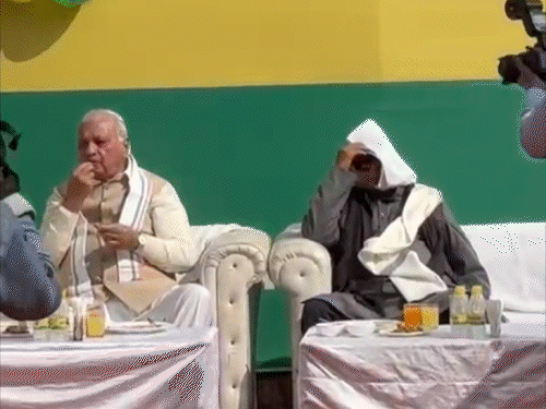 तेजप्रताप यादव ने मंच पर बैठकर लालू यादव से बातचीत की।