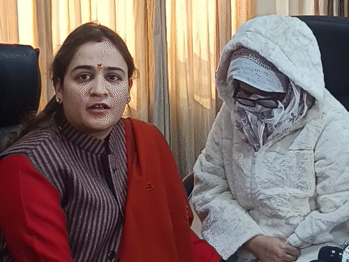 राज्य महिला आयोग की उपाध्यक्ष अपर्णा यादव ने पीड़िता को मदद का आश्वासन दिया था।