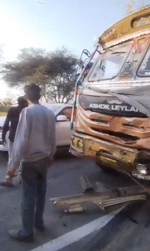 हादसे के बाद मौके पर लोग इकट्‌ठा हो गए।