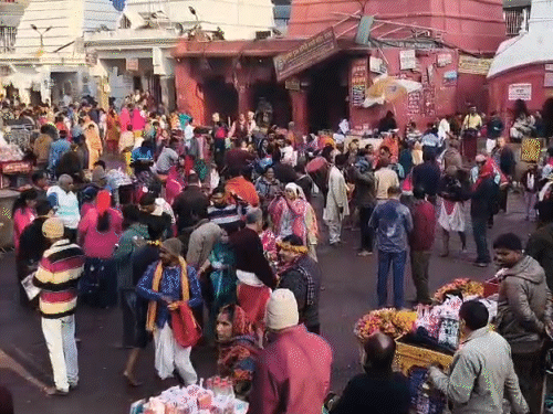 कड़ाके की ठंड के बावजूद अहले सुबह से ही श्रद्धालुओं की भारी भीड़ मंदिर परिसर में उमड़ पड़ी।