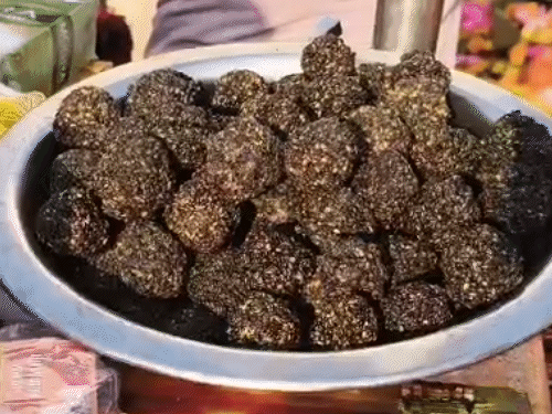 पूरे माघ महीने तक बाबा को तिल, खिचड़ी और दही का विशेष भोग लगाने की परंपरा शुरू हो जाती है।