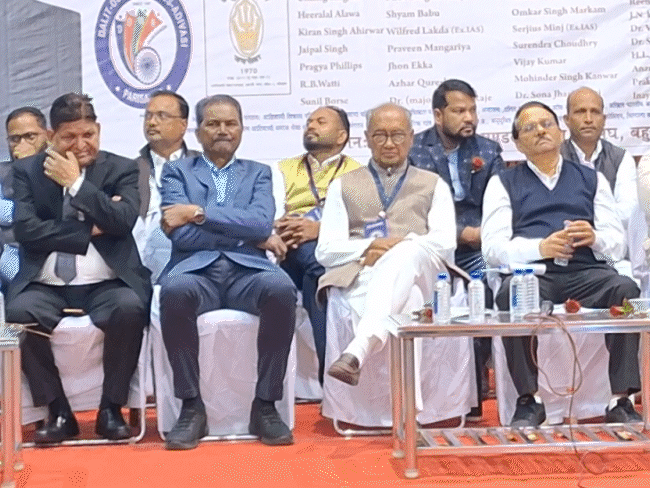 कांग्रेस विधायक फूल सिंह बरैया के संबोधन के वक्त मंच पर पार्टी के बड़े नेता मौजूद थे। - Dainik Bhaskar