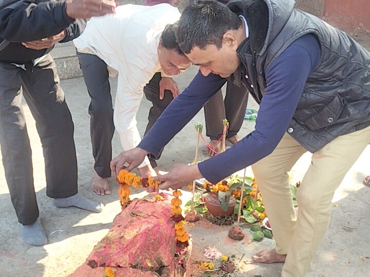 कोटा में बंगाली समाज के लोगों ने मगरमच्छ की प्रतिमा बनाकर उसकी पूजा की।