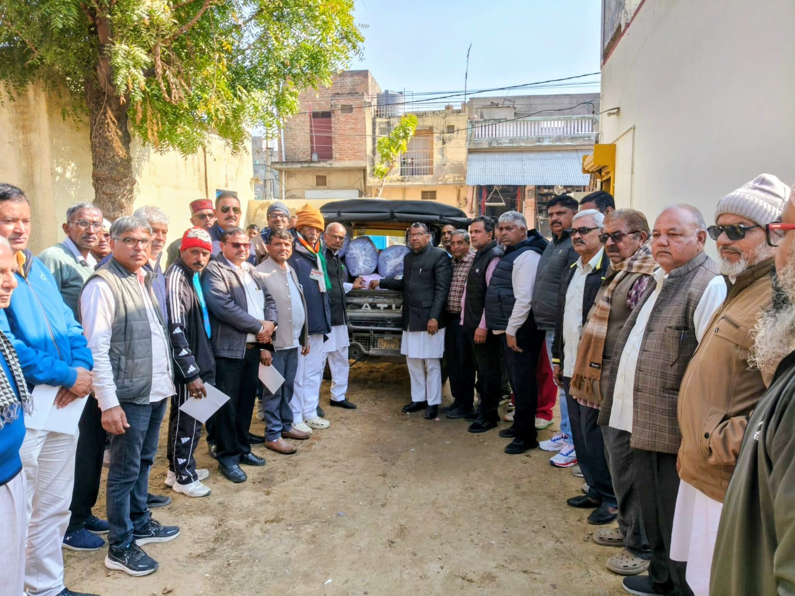 युवा जागृति मंच ने समाज सेवा के तहत जरूरतमंदों और गौ सेवकों को गर्म कंबल वितरित किए।