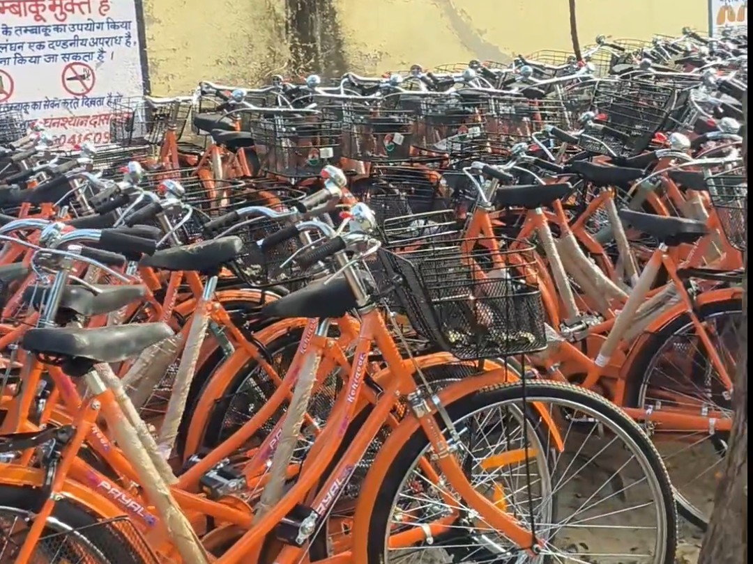 गोविंदगढ़ राजकीय उच्च माध्यमिक विद्यालय परिसर में हजारों साइकिलें वितरण के लिए रखी गई हैं।