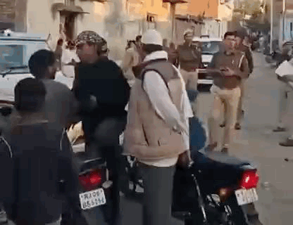 वारदात स्थल पर लोगों की भीड़ इकट्ठा हुई