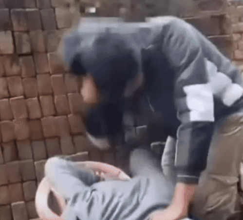 युवक के साथ मारपीट करता दूसरा युवक। आखिरी में इशारे करने वाले युवक से माफी भी मंगवाई गई।