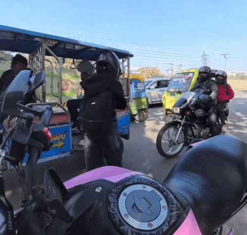 युवक ने भागने की कोशिश की तो युवती ने उसका बैग खींच लिया।