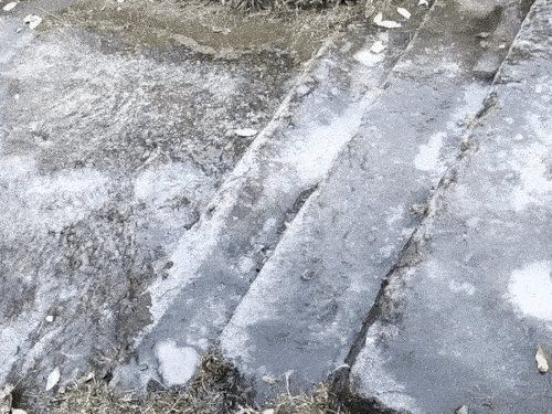 उत्तराखंड के जोशीमठ में शनिवार को कड़ाके की सर्दी रही, इस दौरान पानी जम गया।