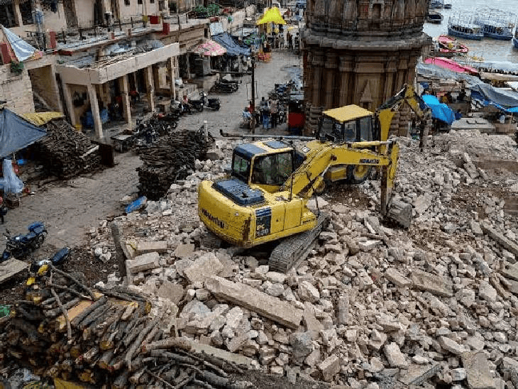 मणिकर्णिका घाट के हिस्से में तोड़फोड़ की जा रही है। यहां देवी अहिल्या की शिव पूजा करते हुए मूर्तियां भी लगी थी। ये सभी क्षतिग्रस्त हुई हैं।