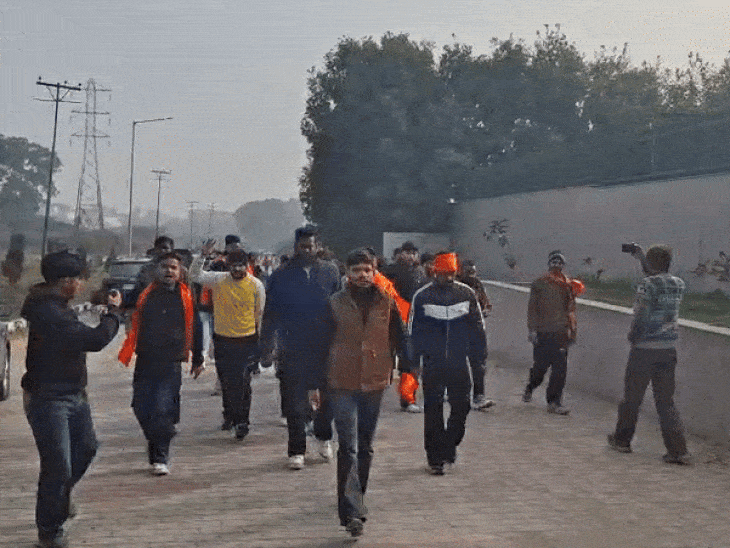 चंडीगढ़ प्रशासन के खिलाफ नारेबाजी करते हुए युवा।
