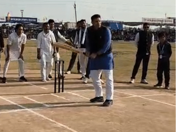 बल्लेबाजी में हाथ आजमाने उतरे जीतू पटवारी एक बॉल पर बोल्ड हो गए।