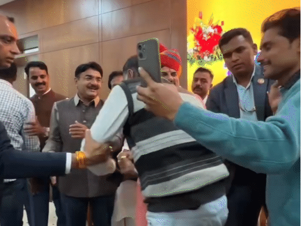 मंत्री नरेंद्र शिवाजी पटेल ने किसानों के साथ मिलकर सीएम का आभार जताया।