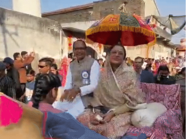 गुजरात के आदर्श गांव हणोल में शिवराज सिंह ने गरबा खेला। पत्नी साधना सिंह भी साथ रहीं।