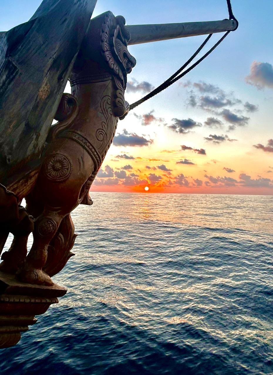 जहाज के अगले हिस्से पर लकड़ी से शेर की आकृति उकेरी गई है।