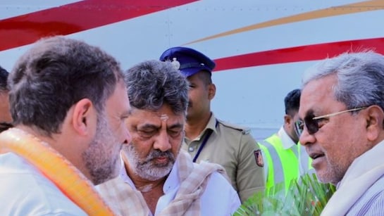 मैसुरू एयरपोर्ट पर राहुल गांधी, सिद्धारमैया और डीके शिवकुमार।