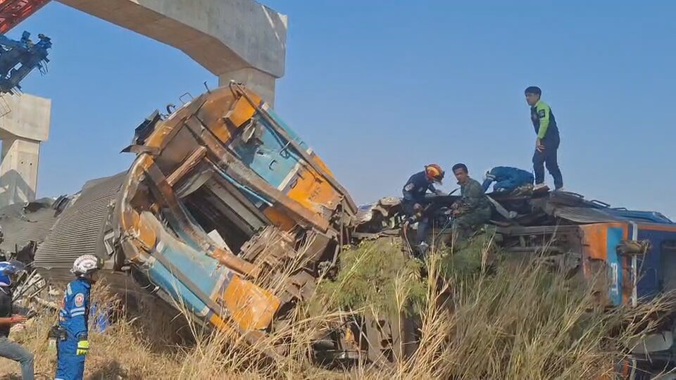 टक्कर इतनी तेज थी कि ट्रेन के शीशे टूट गए और ट्रेन क्षतिग्रस्त हो गई।