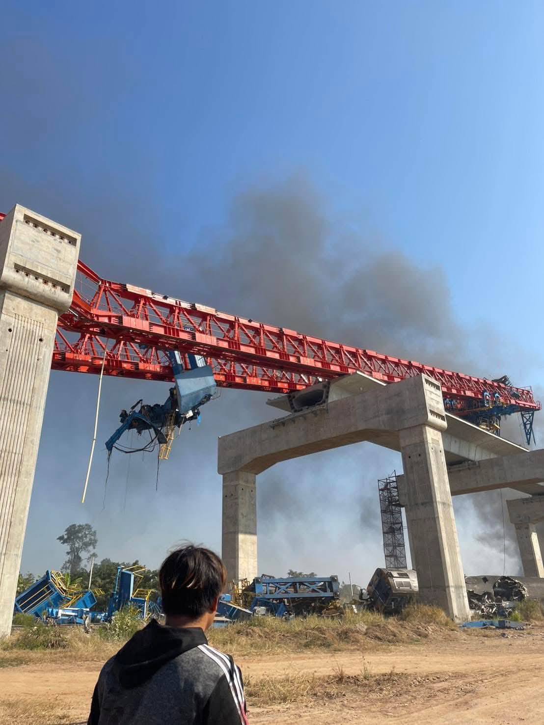 क्रेन गिरने के कारण ड्राइवर को ब्रेक लगाने का मौका नहीं मिला, जिससे यह हादसा हुआ।