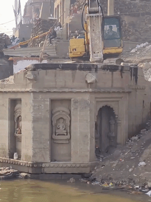 This is a picture of the part of the Manikarnika Ghat that has been demolished