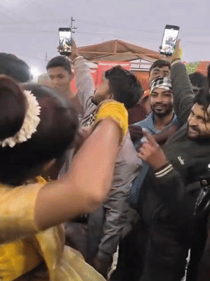 रीलबाज खुशी ने संगम नोज पर डांस किया और वीडियो बनाया।