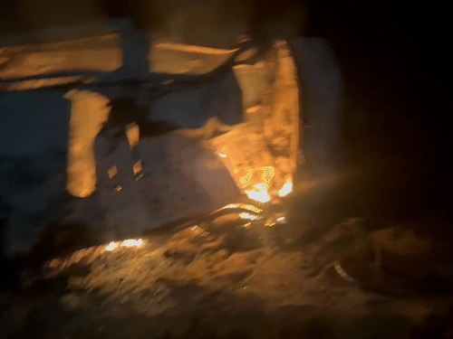 खाई में गिरने के बाद कार में भीषण आग लग गई और दोनों जिंदा जल गए।