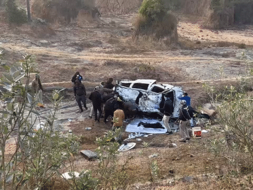 खाई में गिरने के बाद गाड़ी पूरी तरह डैमेज हो गई और अंदर से जलकर भी राख हो गई।