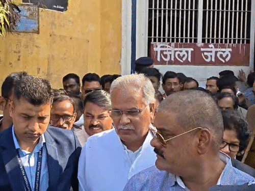 पूर्व मुख्यमंत्री भूपेश बघेल जेल में बंद जैजैपुर विधायक से मिलने पहुंचे थे।