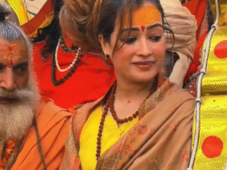 यह तस्वीर प्रयागराज महाकुंभ की है। हर्षा निरंजनी अखाड़े की पेशवाई में संतों के साथ रथ पर सवार होने से चर्चा में आई थीं।