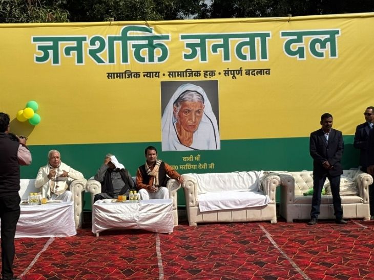 दही चूड़ा भोज में तेजप्रताप ने अपनी दादी की तस्वीर लगाई है।