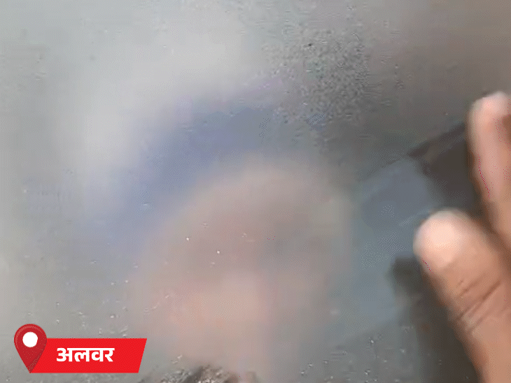 अलवर में सुबह करीब 8 बजे तक हल्का कोहरा रहा। पिछले कुछ दिनों कड़ाके की ठंड के कारण ओस की बूंदें जम जा रही हैं।