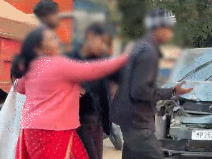 परिजन ने युवतियों के साथ मारपीट भी की। फिर साथ ले गए।