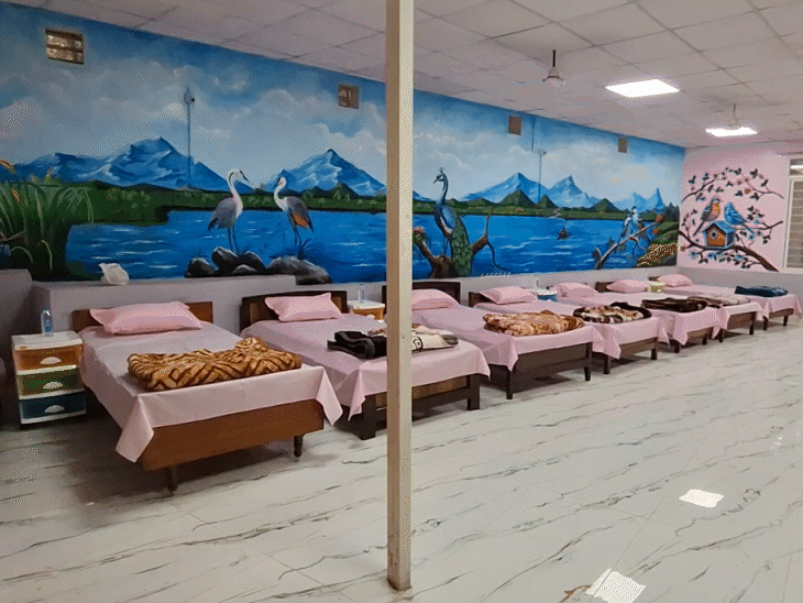 तीन हॉल में मरीजों के लिए 50 बिस्तरों की व्यवस्था की गई है।