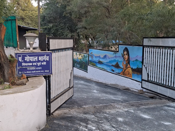 बंगले की दीवारों पर आकर्षक पेंटिंग्स बनाई गई हैं।
