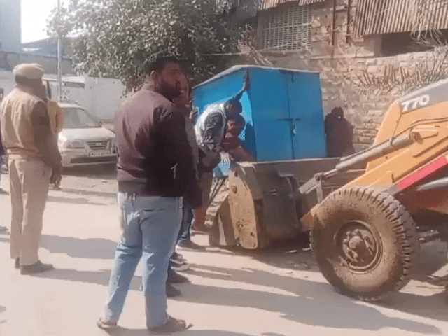 नगर निगम दस्ते ने कार्रवाई करते हुए मौके पर कैबिन को जब्त किया।