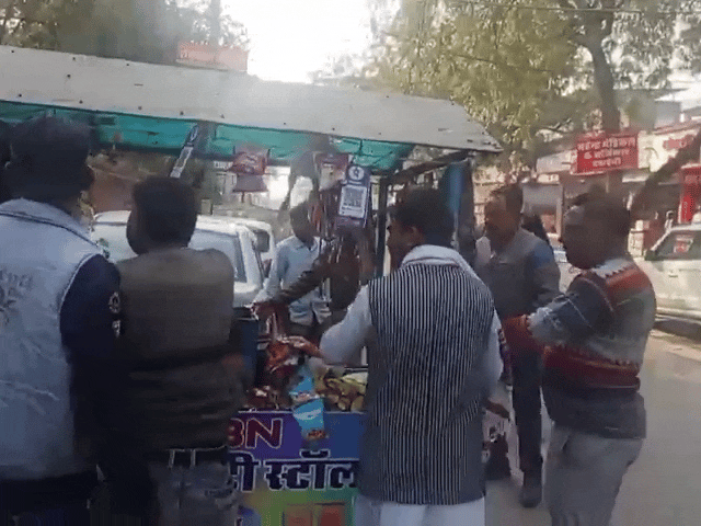 अतिक्रमण निरोधक दस्ते ने सड़क सीमा में ठेले वालों पर कार्रवाई की।