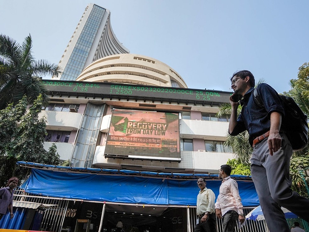 सेंसेक्स में 100 अंक से ज्यादा की गिरावट:  83,500 पर कारोबार कर रहा, निफ्टी भी 50 अंक फिसला; ऑटो और IT सेक्टर में बिकवाली