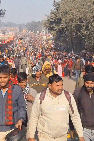 संगम जाने वाले हर रास्तों पर भीड़ नजर आ रही।