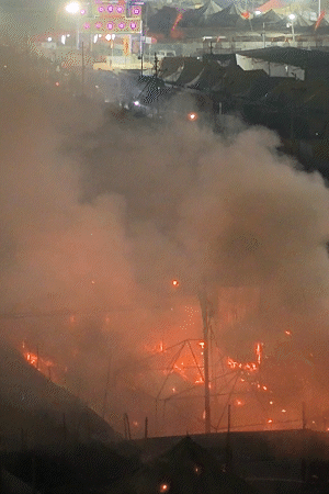 10 टेंट में आग फैलने के बाद आसपास के शिविरों को खाली करवा लिया गया।