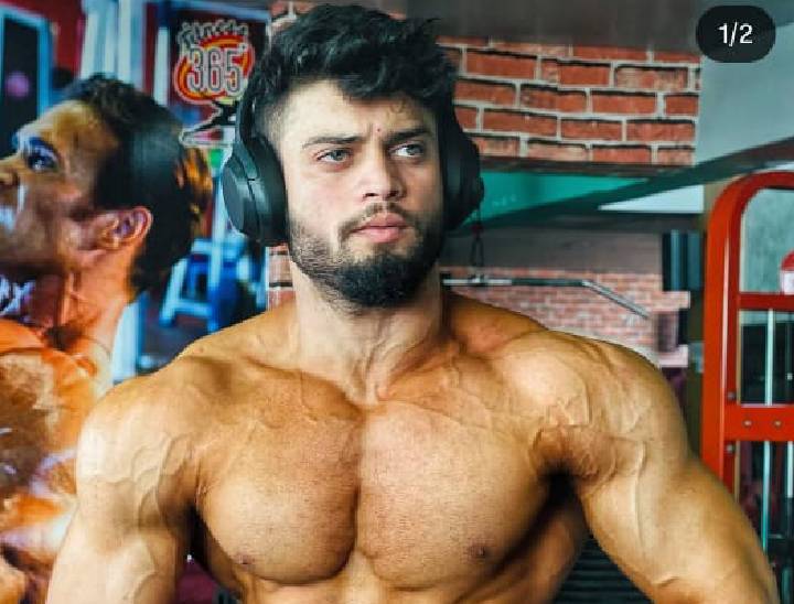 अबान शकील बॉडी बिल्डिंग की तस्वीरें सोशल मीडिया पर पोस्ट करता है।