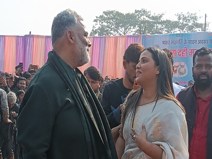 लोकगायिका से मिलते सांसद पप्पू यादव>
