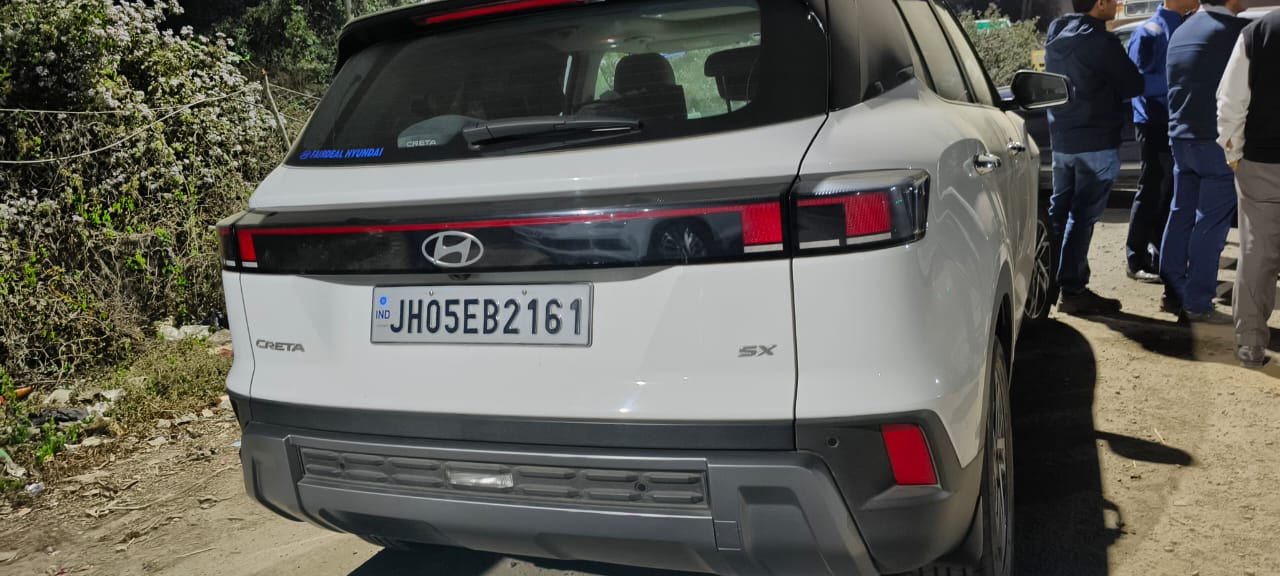 कार कांदरबेड़ा स्थित सिल्वर सैंड रिसॉर्ट के पास झाड़ियों के समीप बरामद की गई।