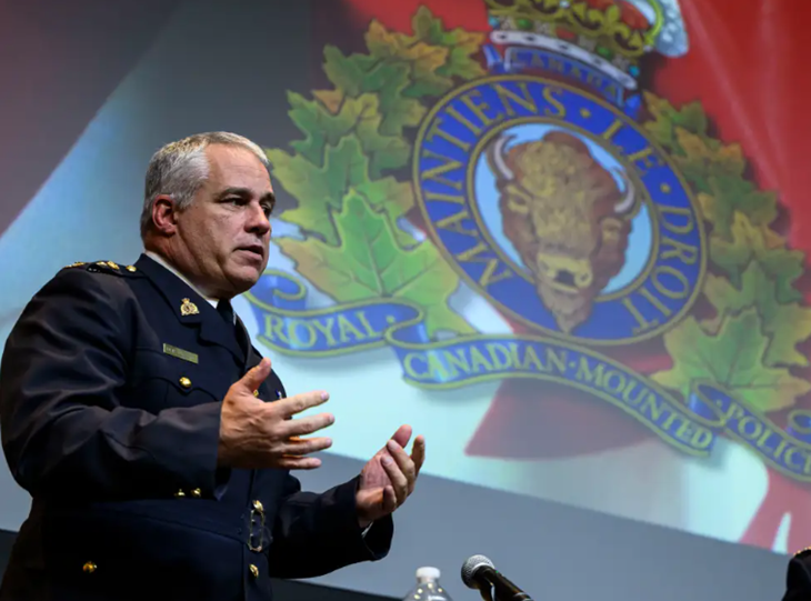 RCMP के कमिश्नर माइक डुहेम आरसीएमपी राष्ट्रीय मुख्यालय, ओटावा में 14 अक्टूबर, 2024 को एक संवाददाता सम्मेलन में बोलते हुए नजर आ रहे हैं।