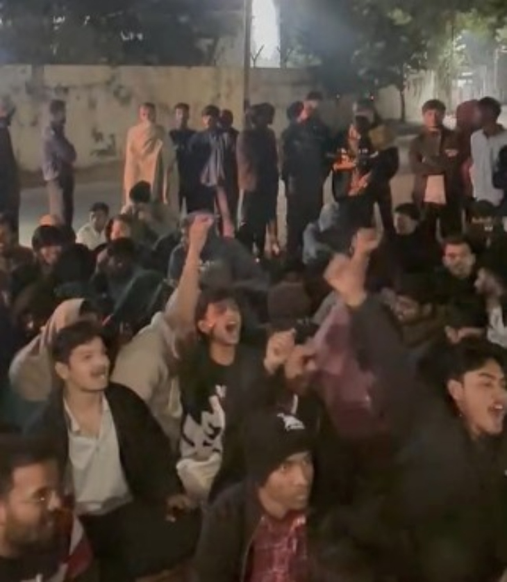 छात्रों ने किया कुलपति निवास का घेराव।