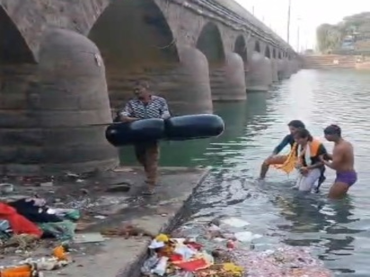 स्थानीय लोगों ने कूदकर युवती को बचाया।