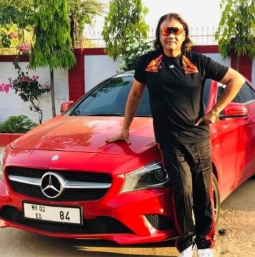 एक तस्वीर में मर्सिडीज कार के साथ अबान के पिता शकील मोहम्मद। उनका निधन हो चुका है।