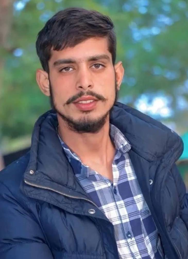 यह तस्वीर मृतक सचिन तिवारी की है। उसका अधजला शव झाड़ियों में पड़ा मिला था।