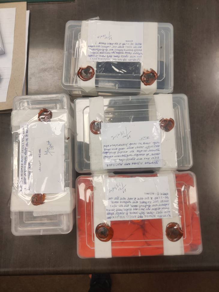 पुलिस ने आरोपियों के पास से एक चाकू, होंडा एक्टिवा स्कूटी और दो एंड्रॉइड मोबाइल फोन बरामद किए हैं।