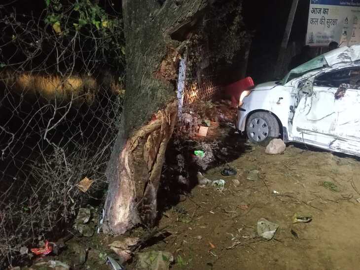 रींगस (सीकर) से खाटूश्यामजी मंदिर रोड पर बुधवार सुबह करीब 4 बजे कार पेड़ से टकरा गई।